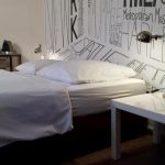 lit double et tables de chevets