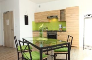 appartement table et cuisine